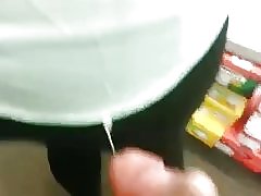 सह लड़की (उसने हाथ से शुक्राणु टच) पर