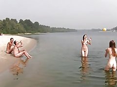 युवा न्यडिस्ट समुद्र तट किशोर