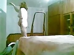 मेरी माँ ने कोर्ट यार्ड खिड़की के माध्यम से जासूसी