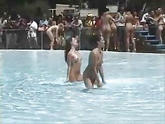खुली हवा nudeshow - nudie लड़कियों में पूल