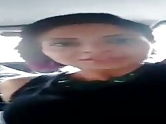 आकर्षक के साथ कार में