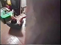 नहीं मेरी गांठदार बहन उसके बिस्तर कमरे में masturbating जासूसी