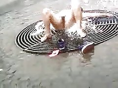 सड़क पर नंगे
