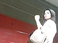 मेट्रो स्टेशन पर लेग्गीन्स