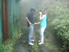 हिल स्टेशन पर बारिश तूफान में ब्रिटिश भारतीय जोड़े बकवास