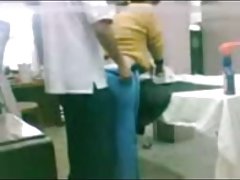 वह काम कर रहा है, जबकि ड्रिलिंग मेरी सेक्सी milf पत्नी