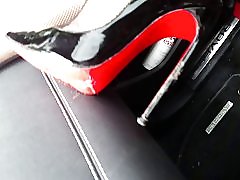 अपने ऊँची एड़ी के जूते साफ चाटना! कार leatheramp में फूहड़; louboutin ऊँची एड़ी के जूते