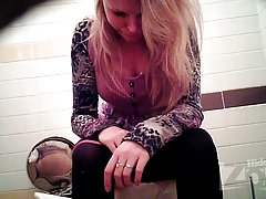 दोनों पक्षों से महिला टॉयलेट दृश्य में हिडन कैमरा।