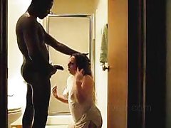 Interacial जोड़ी के बाथरूम में पिटाई