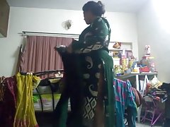 गर्म चाची छिपे हुए कैमरे पर पकड़ा