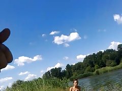 Dickflash - एक टॉपलेस sunbather .360p के लिए मरोड़ते