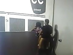 सुरक्षा लोग पकड़ने के एक जोड़ी कमबख्त