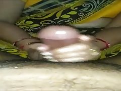देसी randi भाभी लंड को तेल मालिश दे