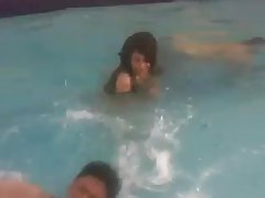 देसी लड़की पूल में उसके सहयोगियों द्वारा मज़ा आया।