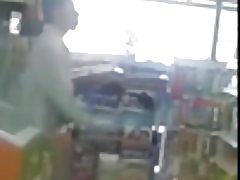 सुपरमार्केट में पकड़ा mastrubation