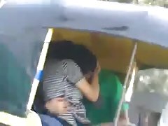 देसी ऑटो रिक्शा में चुंबन