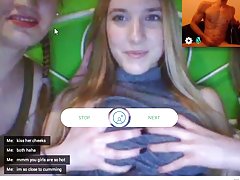 अपने मुर्गा पर लड़कियों gropping eachother