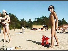 किशोर nudists बंद उनके कपड़े ले लो और नंगा खेलते