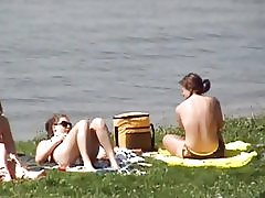 Topless समुद्र तट voyeur