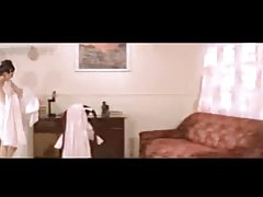 भारतीय celeb kareeena कपूर उसकी नग्न पीठ दिखा रहा है