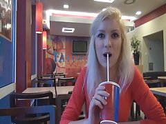 लड़की सार्वजनिक वस्र में गड़बड़ dogystyle हो जाता है